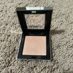 Pretty vulgar highlighter in shimmering Swan.